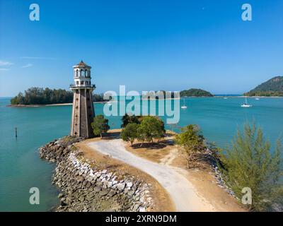 Das Perdana Quay Light House ist ein Leuchtturm an der Westküste der Insel Langkawi in Kedah, Malaysia. Sie befindet sich auf einem Vorsprung am Eingang zu Telag Stockfoto