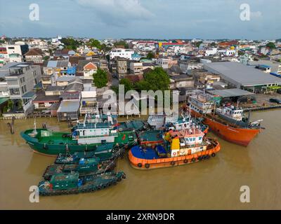 Songkhla, Thailand - 28. Dezember 2023: Eine Drohnenansicht der Uferpromenade der Altstadt von Songkhla, Thailand und des Songkhla-Sees. Stockfoto