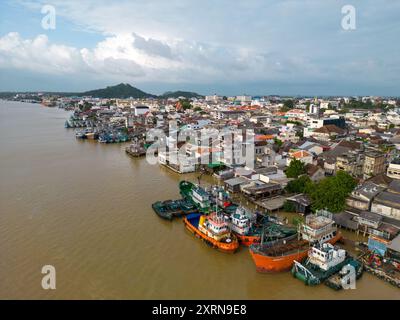 Songkhla, Thailand - 28. Dezember 2023: Eine Drohnenansicht der Uferpromenade der Altstadt von Songkhla, Thailand und des Songkhla-Sees. Stockfoto