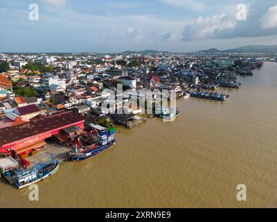 Songkhla, Thailand - 28. Dezember 2023: Eine Drohnenansicht der Uferpromenade der Altstadt von Songkhla, Thailand und des Songkhla-Sees. Stockfoto