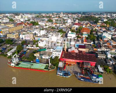 Songkhla, Thailand - 28. Dezember 2023: Eine Drohnenansicht der Uferpromenade der Altstadt von Songkhla, Thailand und des Songkhla-Sees. Stockfoto