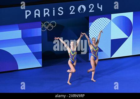 St. Denis. August 2024. Maryna Aleksiiva/Vladyslava Aleksiiva von Ukrainecompete während des Duetts kostenlose Routine des künstlerischen Schwimmens bei den Olympischen Spielen 2024 in Saint-Denis, Frankreich, 10. August 2024. Quelle: Xia Yifang/Xinhua/Alamy Live News Stockfoto