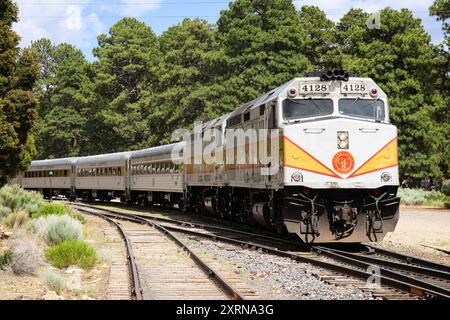 Grand Canyon, AZ, USA - 21. Juni 2024; Grand Canyon Railway Touristenzug im Nationalpark in Arizona Stockfoto