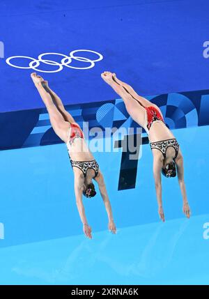 (240811) -- SAINT-DENIS, 11. August 2024 (Xinhua) -- Anastasia Bayandina/Romane Lunel aus Frankreich treten während des Duetts des freien Schwimmens an den Olympischen Spielen 2024 in Saint-Denis, Frankreich, 10. August 2024 an. Stockfoto