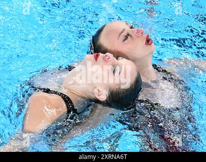 (240811) -- SAINT-DENIS, 11. August 2024 (Xinhua) -- Anastasia Bayandina/Romane Lunel aus Frankreich treten während des Duetts des freien Schwimmens an den Olympischen Spielen 2024 in Saint-Denis, Frankreich, 10. August 2024 an. Stockfoto