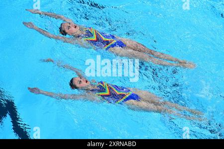 St. Denis. August 2024. Maryna Aleksiiva/Vladyslava Aleksiiva von Ukrainecompete während des Duetts kostenlose Routine des künstlerischen Schwimmens bei den Olympischen Spielen 2024 in Saint-Denis, Frankreich, 10. August 2024. Quelle: Xia Yifang/Xinhua/Alamy Live News Stockfoto