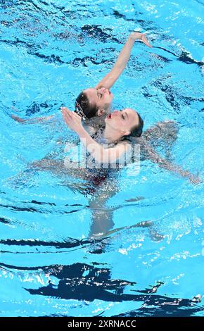 (240811) -- SAINT-DENIS, 11. August 2024 (Xinhua) -- Anastasia Bayandina/Romane Lunel aus Frankreich treten während des Duetts des freien Schwimmens an den Olympischen Spielen 2024 in Saint-Denis, Frankreich, 10. August 2024 an. Stockfoto