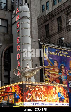 Das New Amsterdam Theatre auf der W. 42nd St. am Times Square ist mit einer riesigen Dschinkenlampe auf seinem Festzelt, 2024, New York City, USA, ausgestattet Stockfoto