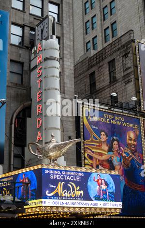 Das New Amsterdam Theatre auf der W. 42nd St. am Times Square ist mit einer riesigen Dschinkenlampe auf seinem Festzelt, 2024, New York City, USA, ausgestattet Stockfoto