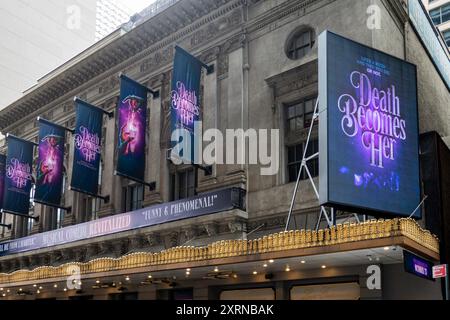 Death Bectures her wurde im Lunt-Fontanne Theatre am Times Square, New York City, USA 2024 gezeigt Stockfoto