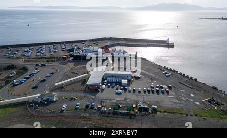 Die Caledonian MacBrayne MV Isle of Arran Fähre bereitet sich auf die Abfahrt von Ardrossan Fährhafen auf dem Weg zur isle of Arran, Schottland, Vereinigtes Königreich vor Stockfoto