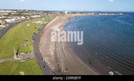 Luftaufnahme von der Drohne auf den Südstrand von Ardrossan, am frühen Abend, Ardrossan, North Ayrshire, Schottland Stockfoto