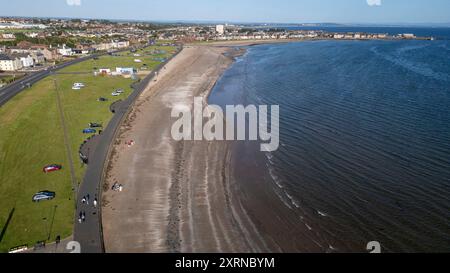 Luftaufnahme von der Drohne auf den Südstrand von Ardrossan, am frühen Abend, Ardrossan, North Ayrshire, Schottland Stockfoto