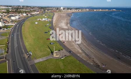 Luftaufnahme von der Drohne auf den Südstrand von Ardrossan, am frühen Abend, Ardrossan, North Ayrshire, Schottland Stockfoto