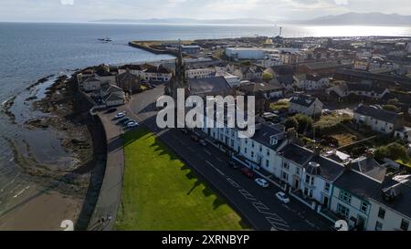 Luftaufnahme von der Drohne auf den Südstrand von Ardrossan, am frühen Abend, Ardrossan, North Ayrshire, Schottland Stockfoto