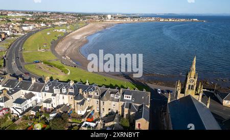 Luftaufnahme von der Drohne auf den Südstrand von Ardrossan, am frühen Abend, Ardrossan, North Ayrshire, Schottland Stockfoto