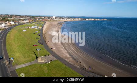 Luftaufnahme von der Drohne auf den Südstrand von Ardrossan, am frühen Abend, Ardrossan, North Ayrshire, Schottland Stockfoto