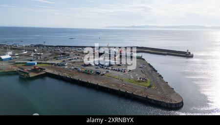 Die Caledonian MacBrayne MV Isle of Arran Fähre bereitet sich auf die Abfahrt von Ardrossan Fährhafen auf dem Weg zur isle of Arran, Schottland, Vereinigtes Königreich vor Stockfoto