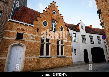 Flämischer Ziegeltreppengiebel und gotischer Baldachin in Brügge, Belgien. Stockfoto