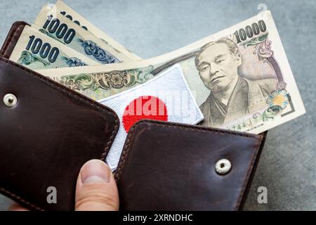 Japan Geld. Handtasche mit einer kleinen Summe japanischer Yen. Symbol von Japan in Brieftasche. Finanzkonzept, Eigenbudget, Fakturierung und Zahlungen Stockfoto