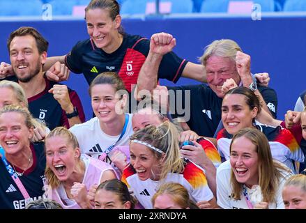 Lyon, Frankreich. August 2024. Team GER feiert den Sieg mit Horst Hrubesch, Trainer, Teamleiterin DFB Frauen, Bundestrainer, Cheftrainer DFB Frauen, Ann-Katrin Berger, Torhüterin DFB Frauen 12 Kathrin-Julia HENDRICH, DFB Frauen 3 Sydney Lohmann, DFB Frauen 8 beim Olympischen Bronzemedaillenspiel DEUTSCHLAND - SPANIEN 1-0 im Stade de Lyon in Lyon am 9. August 2024 in Lyon, Frankreich. Saison 2024/2025 Fotograf: ddp Images/STAR-Images Credit: ddp Media GmbH/Alamy Live News Stockfoto