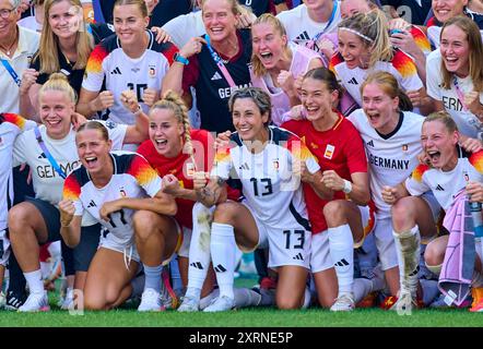 Lyon, Frankreich. August 2024. Team GER feiert den Sieg mit Laura Freigang, DFB Frauen 10 Kathrin-Julia HENDRICH, DFB Frauen 3 Sydney Lohmann, DFB Frauen 8 Klara Buehl, DFB Frauen 17 Giulia Gwinn, DFB Frauen 15 Sara Doorsoun, DFB Frauen 13 Felicitas Rauch, DFB Frauen 19 Sjoeke Nuesken, DFB Frauen 9 beim Olympischen Bronzemedaillenspiel DEUTSCHLAND - SPANIEN 1-0 im Stade de Lyon in Lyon am 9. August 2024 in Lyon, Frankreich. Saison 2024/2025 Fotograf: ddp Images/STAR-Images Credit: ddp Media GmbH/Alamy Live News Stockfoto