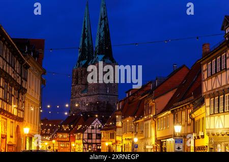 Charmante Quedlinburg Stadt Abendblick auf die Straße beleuchtet mit Weihnachtslichtern alte St. Nikolaus Kirche St. Nikolaus Kirche Hintergrund historische Hälfte Stockfoto