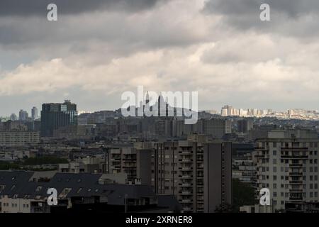 Paris, Frankreich - 7. Mai 2023: Fernblick der Basilika Sacré coeur auf dem Hügel Montmartre mit bewölktem Himmel Stockfoto