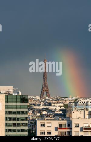 Paris, Frankreich - 9. August 2024: Regenbogen über dem Eiffelturm mit Olympischen Ringen im Sturm Stockfoto