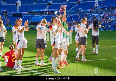 Lyon, Frankreich. August 2024. Bibiane Schulze Solano, DFB Frauen 4 Jule Brand, DFB Frauen 16 Sarai Linder, DFB Frauen 2 feiern nach dem Sieg beim Olympischen Bronzemedaillenspiel DEUTSCHLAND - SPANIEN 1-0 im Stade de Lyon in Lyon am 9. August 2024 in Lyon. Saison 2024/2025 Fotograf: ddp Images/STAR-Images Credit: ddp Media GmbH/Alamy Live News Stockfoto