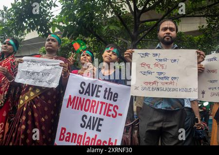 Dhaka, Bangladesch. August 2024. Bangladeschische Hindu-Demonstranten halten während der Demonstration Plakate. der rat für die christliche Einheit des Hinduismus veranstaltete in Dhaka eine Demonstration gegen die jüngste religiöse Gewalt gegen die hinduistische Gemeinschaft in Bangladesch. Quelle: SOPA Images Limited/Alamy Live News Stockfoto