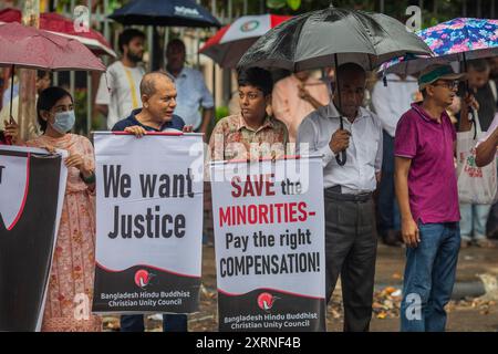 Dhaka, Bangladesch. August 2024. Bangladeschische Hindu-Demonstranten halten während der Demonstration Plakate. der rat für die christliche Einheit des Hinduismus veranstaltete in Dhaka eine Demonstration gegen die jüngste religiöse Gewalt gegen die hinduistische Gemeinschaft in Bangladesch. Quelle: SOPA Images Limited/Alamy Live News Stockfoto