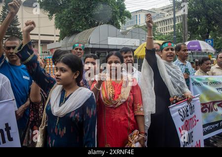 Dhaka, Bangladesch. August 2024. Bangladeschi-Demonstranten singen während der Demonstration Slogans. der rat für die christliche Einheit des Hinduismus veranstaltete in Dhaka eine Demonstration gegen die jüngste religiöse Gewalt gegen die hinduistische Gemeinschaft in Bangladesch. Quelle: SOPA Images Limited/Alamy Live News Stockfoto