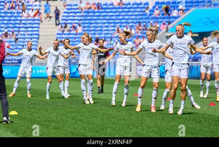 Sarai Linder, DFB Frauen 2 Bibiane Schulze Solano, DFB Frauen 4 Elisa Senss, DFB Frauen 14 Jule Brand, DFB Frauen 16 Sjoeke Nuesken, DFB Frauen 9 Giulia Gwinn, DFB Frauen 15 Janina Minge, DFB Frauen 6 Klara Buehl, DFB Frauen 17 Kathrin-Julia HENDRICH, DFB Frauen 3 Lea Schueller, Schueller DFB Frauen 7 Kathrin-Julia HENDRICH, DFB Frauen 3 Marina HEGERING, DFB Frauen 5 beim warm-up beim Olympischen Bronzemedaillenspiel der Frauen DEUTSCHLAND - SPANIEN 1-0 im Stade de Lyon in Lyon am 9. August 2024 in Lyon, Frankreich. Staffel 2024/2025 Fotograf: ddp-Bilder/STAR-Bilder Stockfoto