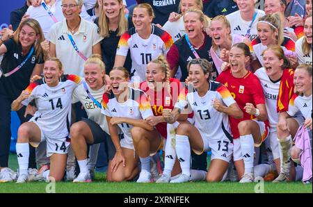 Team GER feiert den Sieg mit Andreas Rettig, DFB-Geschaeftsfuehrer Sport, Geschaeftsfuehrer der Deutschen Fussball Liga (DFL), Nia Kuenzer, Kuenzer, DFB Sportdirektorin Alexandra Popp, DFB Frauen 11 Horst Hrubesch, Coach, Teammanager DFB Frauen, Bundestrainer, Chef- Trainer DFB Frauen, Bernd Neuendorf, DFB Präsident Deutscher Fußball, Merle Frohms, DFB Frauen 1 Laura Freigang, DFB Frauen 10 Kathrin-Julia HENDRICH, DFB Frauen 3 Sydney Lohmann, DFB Frauen 8 Merle Frohms, DFB Frauen 1 Lea Schueller, Schueller DFB Frauen 7 Lena Oberdorf, Elisa Senss, DFB Frauen 14 Klara Bueh Stockfoto