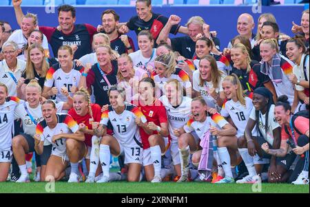 Team GER feiert den Sieg mit Andreas Rettig, DFB-Geschaeftsfuehrer Sport, Geschaeftsfuehrer der Deutschen Fussball Liga (DFL), Nia Kuenzer, Kuenzer, DFB Sportdirektorin Alexandra Popp, DFB Frauen 11 Horst Hrubesch, Coach, Teammanager DFB Frauen, Bundestrainer, Chef- Trainer DFB Frauen, Bernd Neuendorf, DFB Präsident Deutscher Fußball, Merle Frohms, DFB Frauen 1 Laura Freigang, DFB Frauen 10 Kathrin-Julia HENDRICH, DFB Frauen 3 Sydney Lohmann, DFB Frauen 8 Merle Frohms, DFB Frauen 1 Lea Schueller, Schueller DFB Frauen 7 Lena Oberdorf, Elisa Senss, DFB Frauen 14 Klara Bueh Stockfoto