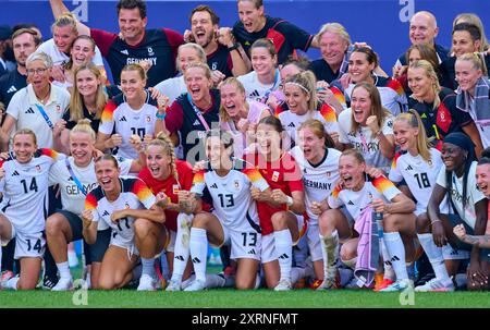 Team GER feiert den Sieg mit Andreas Rettig, DFB-Geschaeftsfuehrer Sport, Geschaeftsfuehrer der Deutschen Fussball Liga (DFL), Nia Kuenzer, Kuenzer, DFB Sportdirektorin Alexandra Popp, DFB Frauen 11 Horst Hrubesch, Coach, Teammanager DFB Frauen, Bundestrainer, Chef- Trainer DFB Frauen, Bernd Neuendorf, DFB Präsident Deutscher Fußball, Merle Frohms, DFB Frauen 1 Laura Freigang, DFB Frauen 10 Kathrin-Julia HENDRICH, DFB Frauen 3 Sydney Lohmann, DFB Frauen 8 Merle Frohms, DFB Frauen 1 Lea Schueller, Schueller DFB Frauen 7 Lena Oberdorf, Elisa Senss, DFB Frauen 14 Klara Bueh Stockfoto