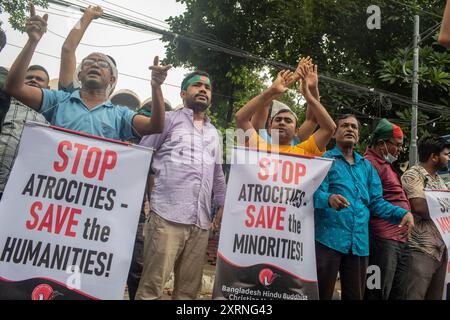 Dhaka, Bangladesch. August 2024. Bangladeschi-Demonstranten singen während der Demonstration Slogans. der rat für die christliche Einheit des Hinduismus veranstaltete in Dhaka eine Demonstration gegen die jüngste religiöse Gewalt gegen die hinduistische Gemeinschaft in Bangladesch. (Foto: Sazzad Hossain/SOPA Images/SIPA USA) Credit: SIPA USA/Alamy Live News Stockfoto