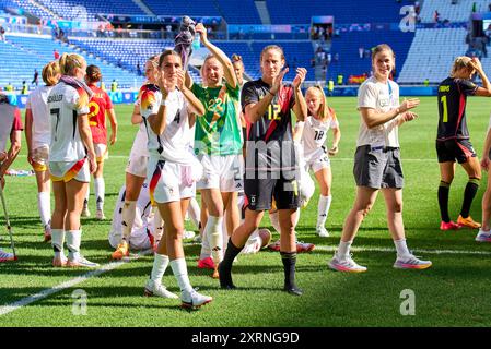 Lyon, Frankreich. August 2024. Lena Oberdorf, Lea Schueller, Schueller DFB Frauen 7 Bibiane Schulze Solano, DFB Frauen 4 Jule Brand, DFB Frauen 16 Kathrin-Julia HENDRICH, DFB Frauen 3 Sarai Linder, DFB Frauen 2 Klara Buehl, DFB Frauen 17 Ann-Katrin Berger, Torhüterin DFB Frauen 12 feiern nach dem Sieg beim Olympischen Bronzemedaillenspiel DEUTSCHLAND - SPANIEN 1-0 im Stade de Lyon in Lyon am 9. August 2024 in Lyon. Saison 2024/2025 Fotograf: ddp Images/STAR-Images Credit: ddp Media GmbH/Alamy Live News Stockfoto