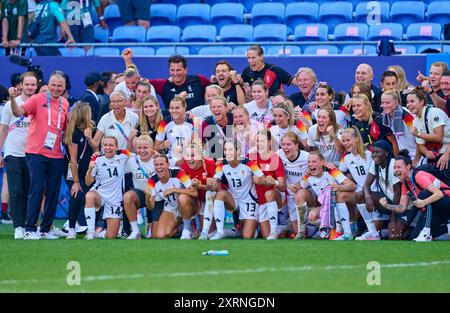 Team GER feiert den Sieg mit Andreas Rettig, DFB-Geschaeftsfuehrer Sport, Geschaeftsfuehrer der Deutschen Fussball Liga (DFL), Nia Kuenzer, Kuenzer, DFB Sportdirektorin Alexandra Popp, DFB Frauen 11 Horst Hrubesch, Coach, Teammanager DFB Frauen, Bundestrainer, Chef- Trainer DFB Frauen, Bernd Neuendorf, DFB Präsident Deutscher Fußball, Merle Frohms, DFB Frauen 1 Laura Freigang, DFB Frauen 10 Kathrin-Julia HENDRICH, DFB Frauen 3 Sydney Lohmann, DFB Frauen 8 Merle Frohms, DFB Frauen 1 Lea Schueller, Schueller DFB Frauen 7 Lena Oberdorf, Elisa Senss, DFB Frauen 14 Klara Bueh Stockfoto