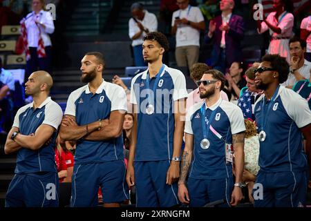 Paris, Frankreich. August 2024. Nicolas BATUM (links), Rudy GOBERT, Victor WEMBANYAMA, Isaia CORDINIER, Guerschon YABUSELE (rechts)Basketball, Frauen-Goldmedaillenspiel zwischen Frankreich und den Vereinigten Staaten während der Olympischen Spiele in Paris 2024 am 11. August 2024 in der Bercy Arena in Paris, Frankreich - Foto Ann-Dee Lamour/CDP MEDIA/DPPI MEDIA Credit: DPPI Media/Alamy Live News Stockfoto