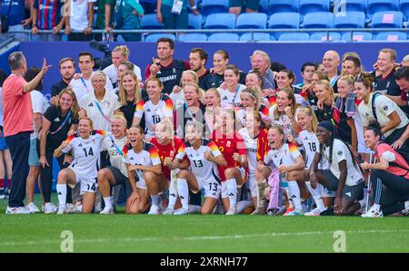 Team GER feiert den Sieg mit Andreas Rettig, DFB-Geschaeftsfuehrer Sport, Geschaeftsfuehrer der Deutschen Fussball Liga (DFL), Nia Kuenzer, Kuenzer, DFB Sportdirektorin Alexandra Popp, DFB Frauen 11 Horst Hrubesch, Coach, Teammanager DFB Frauen, Bundestrainer, Chef- Trainer DFB Frauen, Bernd Neuendorf, DFB Präsident Deutscher Fußball, Merle Frohms, DFB Frauen 1 Laura Freigang, DFB Frauen 10 Kathrin-Julia HENDRICH, DFB Frauen 3 Sydney Lohmann, DFB Frauen 8 Merle Frohms, DFB Frauen 1 Lea Schueller, Schueller DFB Frauen 7 Lena Oberdorf, Elisa Senss, DFB Frauen 14 Klara Bueh Stockfoto