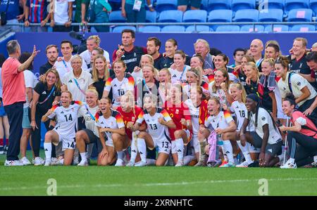 Team GER feiert den Sieg mit Andreas Rettig, DFB-Geschäftsführer Sport, Geschäftsführer der Deutschen Fußball Liga (DFL), Nia Künzer, Kuenzer, DFB Sportdirektorin Alexandra Popp, DFB Frauen 11 Horst Hrubesch, Coach, Teamleiter DFB Frauen, Bundestrainer, Chef- Trainer DFB Frauen, Bernd Neuendorf, DFB Präsident Deutscher Fußball, Merle Frohms, DFB Frauen 1 Laura Freigang, DFB Frauen 10 Kathrin-Julia HENDRICH, DFB Frauen 3 Sydney Lohmann, DFB Frauen 8 Merle Frohms, DFB Frauen 1 Lea SCHÜLLER, Schueller DFB Frauen 7 Lena Oberdorf, Elisa Senss, DFB Frauen 14 Klara Bühl, DFB F Stockfoto