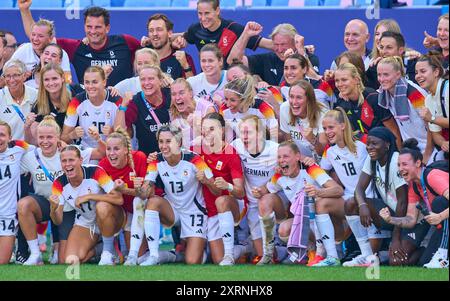 Team GER feiert den Sieg mit Andreas Rettig, DFB-Geschäftsführer Sport, Geschäftsführer der Deutschen Fußball Liga (DFL), Nia Künzer, Kuenzer, DFB Sportdirektorin Alexandra Popp, DFB Frauen 11 Horst Hrubesch, Coach, Teamleiter DFB Frauen, Bundestrainer, Chef- Trainer DFB Frauen, Bernd Neuendorf, DFB Präsident Deutscher Fußball, Merle Frohms, DFB Frauen 1 Laura Freigang, DFB Frauen 10 Kathrin-Julia HENDRICH, DFB Frauen 3 Sydney Lohmann, DFB Frauen 8 Merle Frohms, DFB Frauen 1 Lea SCHÜLLER, Schueller DFB Frauen 7 Lena Oberdorf, Elisa Senss, DFB Frauen 14 Klara Bühl, DFB F Stockfoto