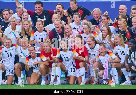 Team GER feiert den Sieg mit Andreas Rettig, DFB-Geschäftsführer Sport, Geschäftsführer der Deutschen Fußball Liga (DFL), Nia Künzer, Kuenzer, DFB Sportdirektorin Alexandra Popp, DFB Frauen 11 Horst Hrubesch, Coach, Teamleiter DFB Frauen, Bundestrainer, Chef- Trainer DFB Frauen, Bernd Neuendorf, DFB Präsident Deutscher Fußball, Merle Frohms, DFB Frauen 1 Laura Freigang, DFB Frauen 10 Kathrin-Julia HENDRICH, DFB Frauen 3 Sydney Lohmann, DFB Frauen 8 Merle Frohms, DFB Frauen 1 Lea SCHÜLLER, Schueller DFB Frauen 7 Lena Oberdorf, Elisa Senss, DFB Frauen 14 Klara Bühl, DFB F Stockfoto