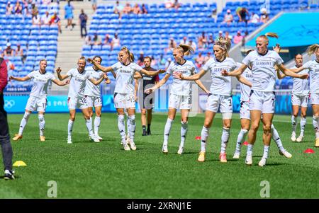 Sarai Linder, DFB Frauen 2 Bibiane Schulze Solano, DFB Frauen 4 Elisa Senss, DFB Frauen 14 Jule Brand, DFB Frauen 16 Sjoeke Nüsken, DFB Frauen 9 Giulia Gwinn, DFB Frauen 15 Janina Minge, DFB Frauen 6 Klara Bühl, DFB Frauen 17 Kathrin-Julia HENDRICH, DFB Frauen 3 Lea SCHÜLLER, Schueller DFB Frauen 7 Kathrin-Julia HENDRICH, DFB Frauen 3 Marina HEGERING, DFB Frauen 5 beim warm-up beim Olympischen Bronzemedaillenspiel der Frauen DEUTSCHLAND - SPANIEN 1-0 im Stade de Lyon in Lyon am 9. August 2024 in Lyon, Frankreich. Staffel 2024/2025 Fotograf: Peter Schatz Stockfoto