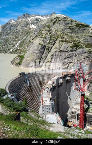 Grimsel, Schweiz - 5. Juli 2024: Bauarbeiten am künstlichen Seetaum am Grimselpass Stockfoto