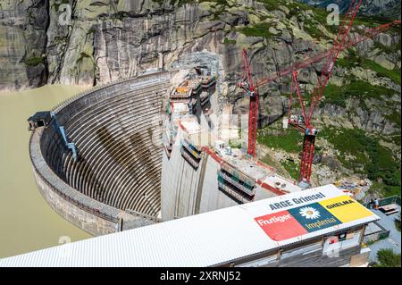 Grimsel, Schweiz - 5. Juli 2024: Bauarbeiten am künstlichen Seetaum am Grimselpass Stockfoto