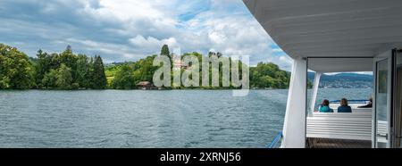 Halbinsel Au, Schweiz - 1. Juli 2024: Halbinsel Au ist eine malerische Halbinsel am Ufer des Zürichsees in der Schweiz. Stockfoto