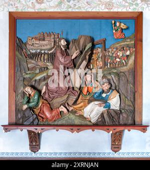 Rapperswil, Schweiz - 1. Juli 2024: Lebendige Holzschnitzerei der religiösen Szene. Jesus betet mit seinen Jüngern im Garten von Getsemani. Stockfoto